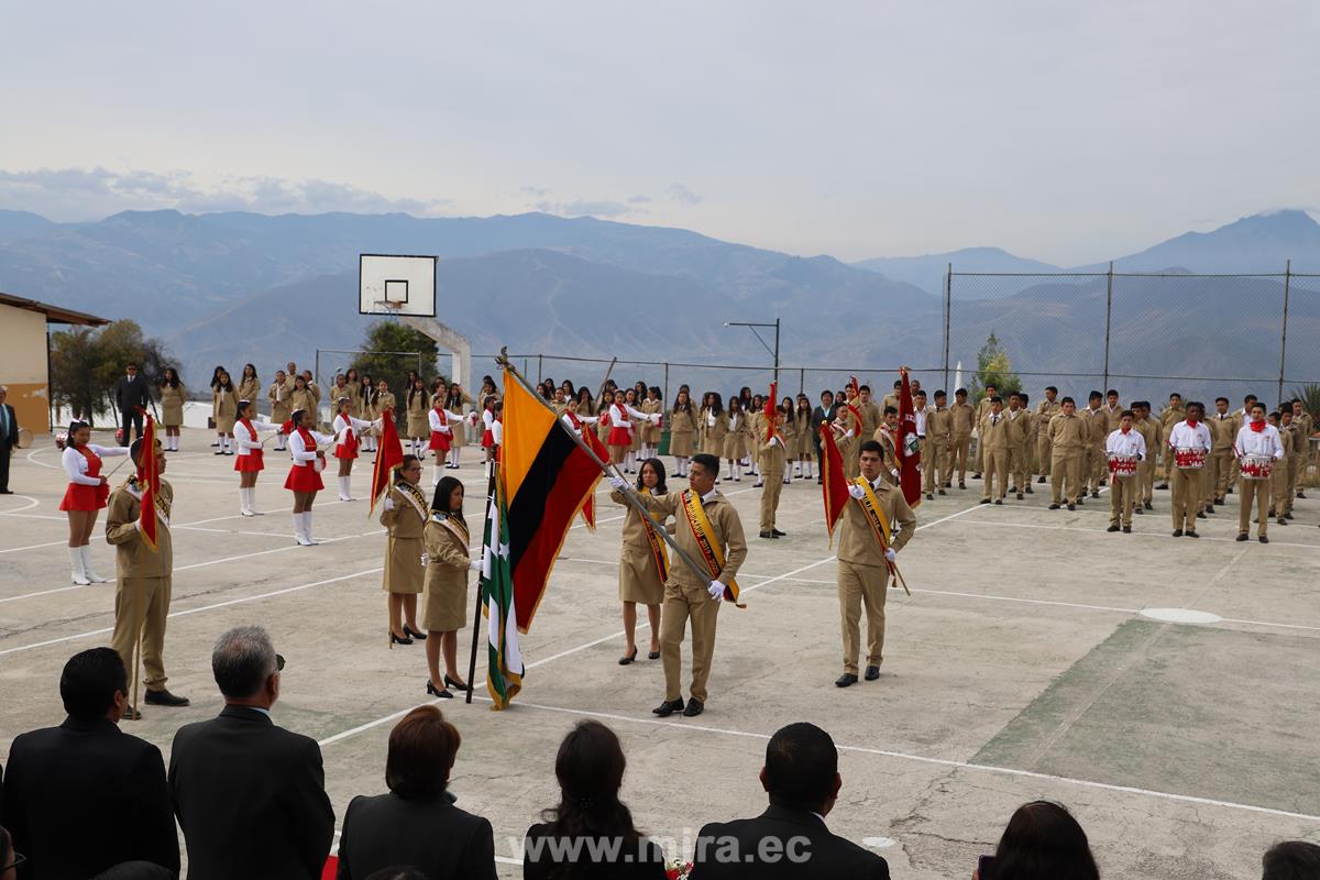 PROCLAMACIÓN DE ABANDERADOS Y JURAMENTO A LA BANDERA EN LA UNIDAD EDUCATIVA "CARLOS MARTÍNEZ ACOSTA" 2019