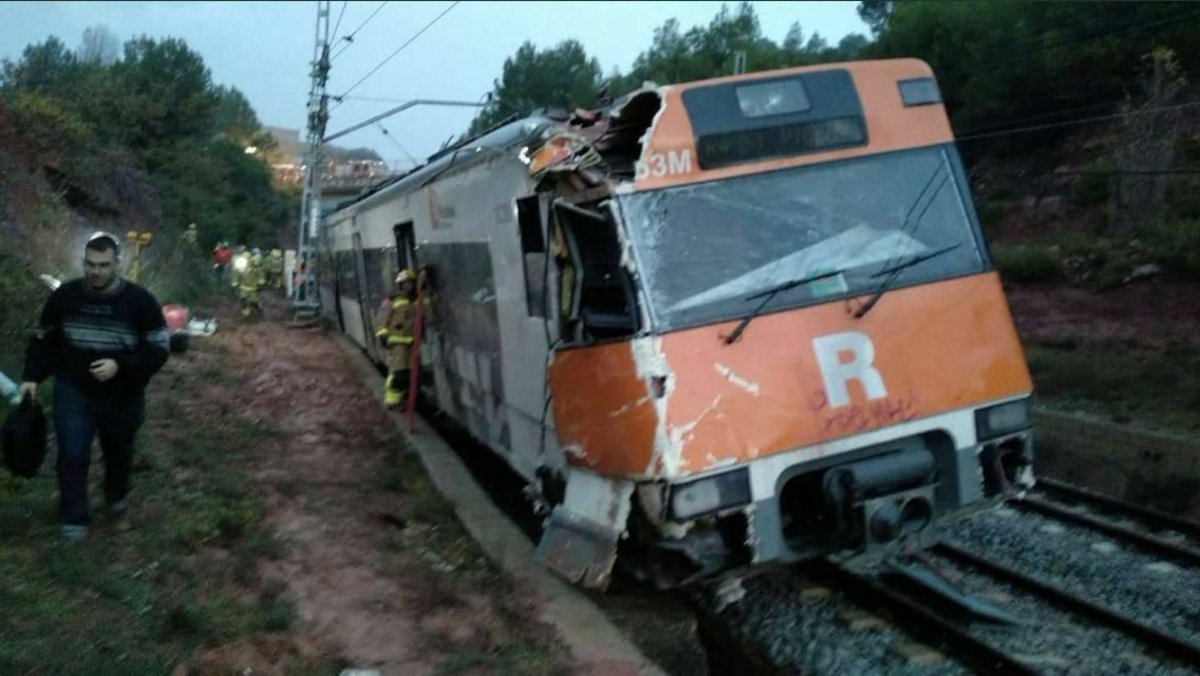 Un tren de cercanias descarrila en Calafell