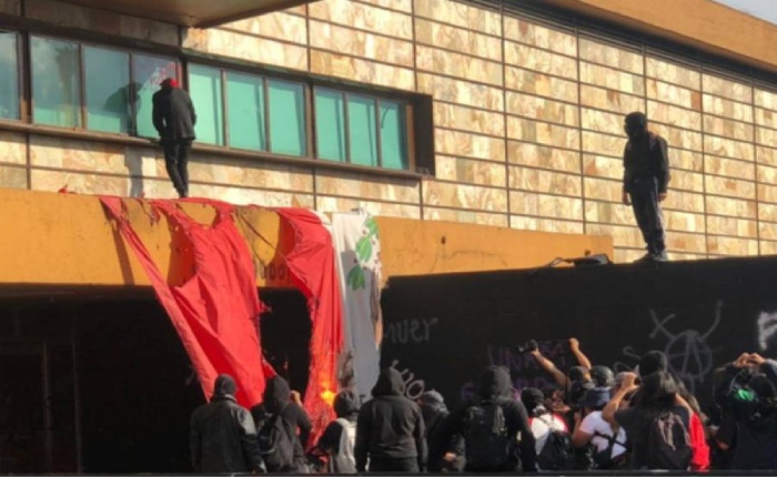 "Encapuchados queman bandera de México en la Rectoría de la UNAM"