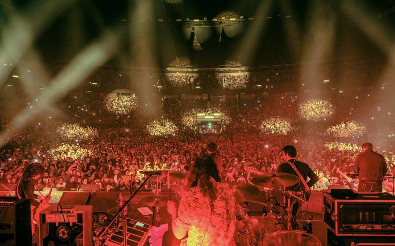 Enjambre abarrotó el Palacio de los Deportes