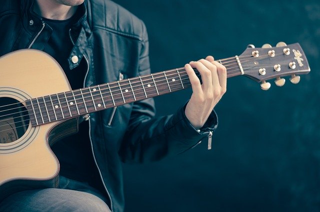 El cantante Bruce Dickison presenta una nueva canción en solitario.