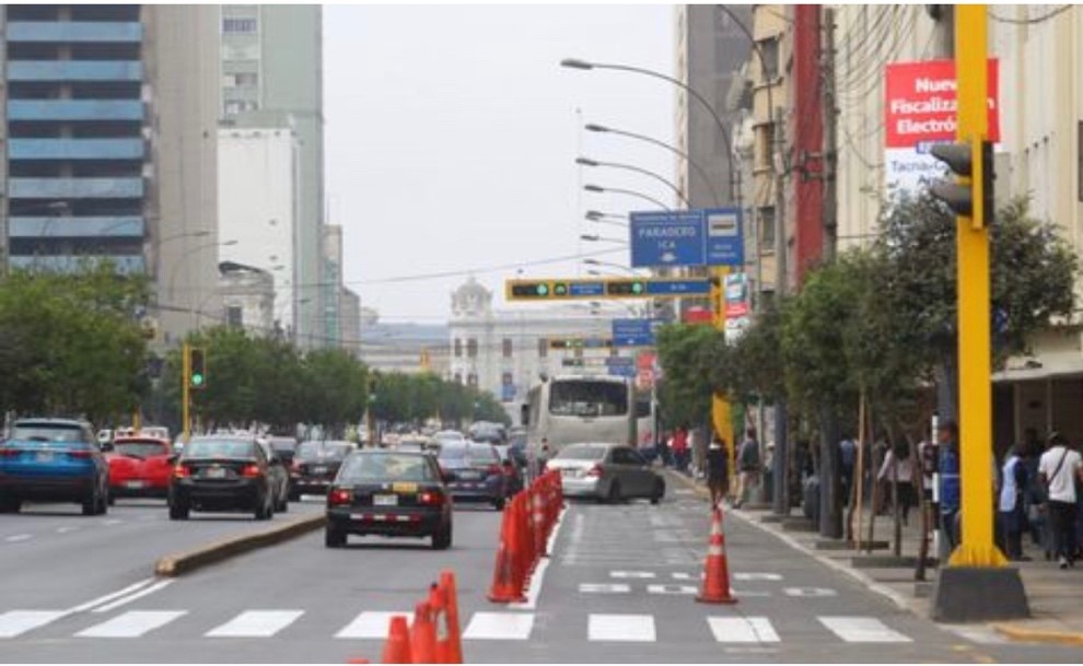 Multarán por invadir corredor azul