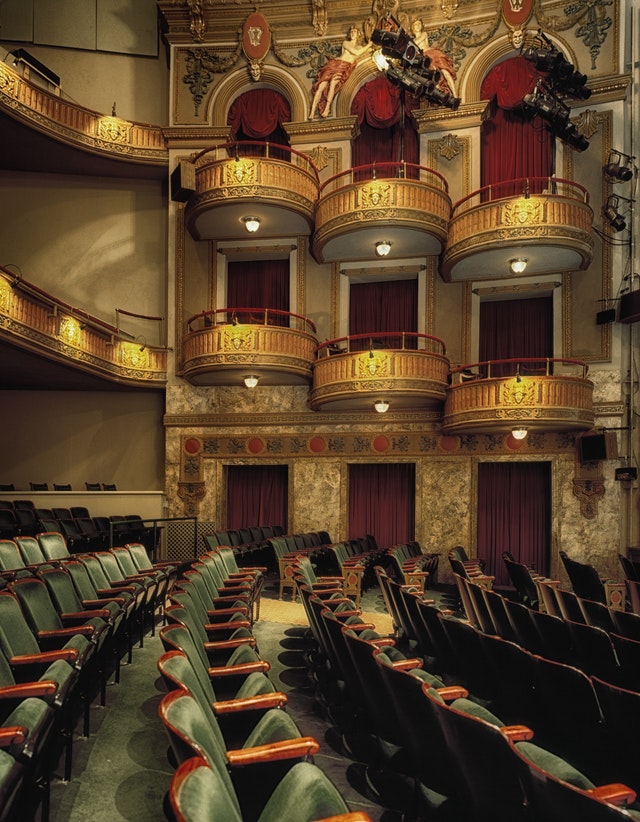 EL TEATRO, GÉNERO LITERARIO EN DECADENCIA