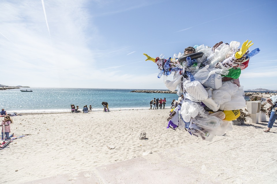 El "plogging", recolectar la basura en las playas de la capital catalana