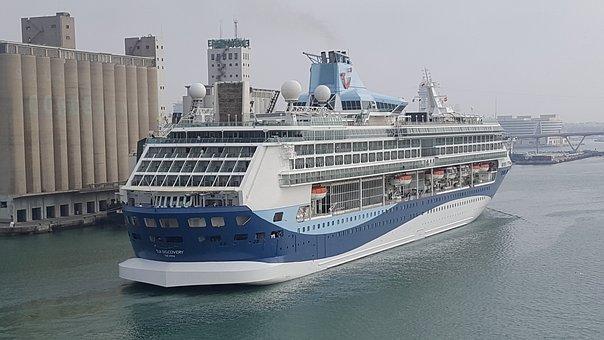 El crucero Viking Jupiter evita atracar en Barcelona.