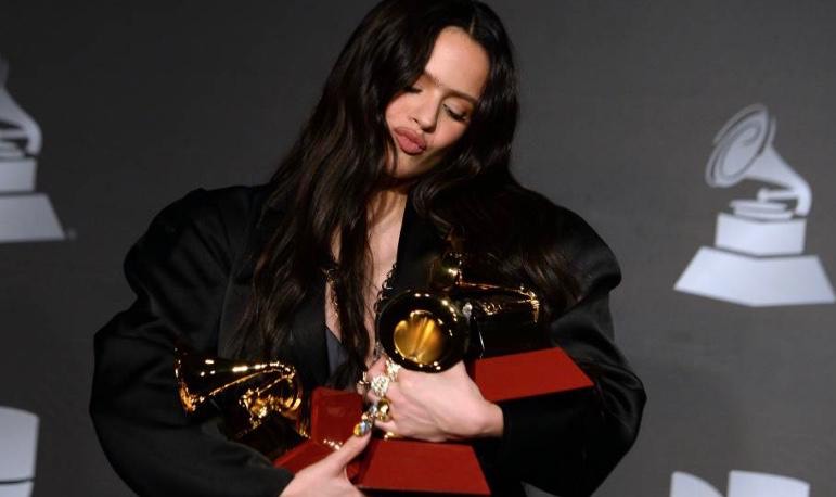 Rosalía arrasa una vez más en los Grammy Latinos