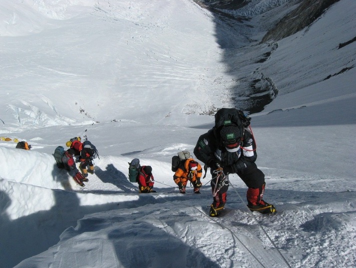 Un nen de 12 anys aconsegueix fer cim a l'Everest.