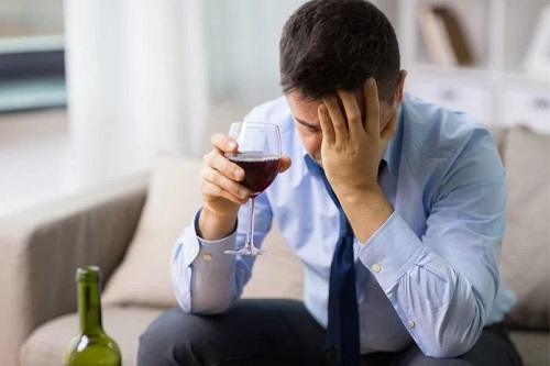 El perfeccionismo puede llevar a las personas a tener problemas relacionados con el alcohol