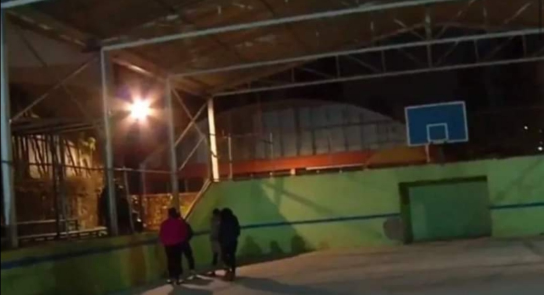 Joven muere electrocutado al intentar saltar por la reja de la cancha