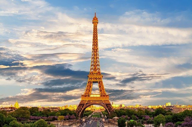 UN HOME MATA EL SEU FILL LLANÇANT-LO DES DE LA TORRE EIFFEL