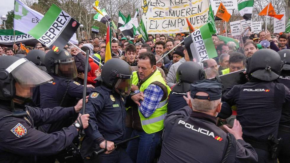 Una protesta de agricultores en Extremadura acaba con cargas policiales.