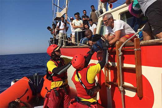 Open Arms pide auxilio para un puerta a 336 emigrantes