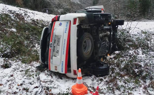 Dos miñones heridos, tras salirse su vehículo de la calzada por el hielo y caer en un terraplén.
