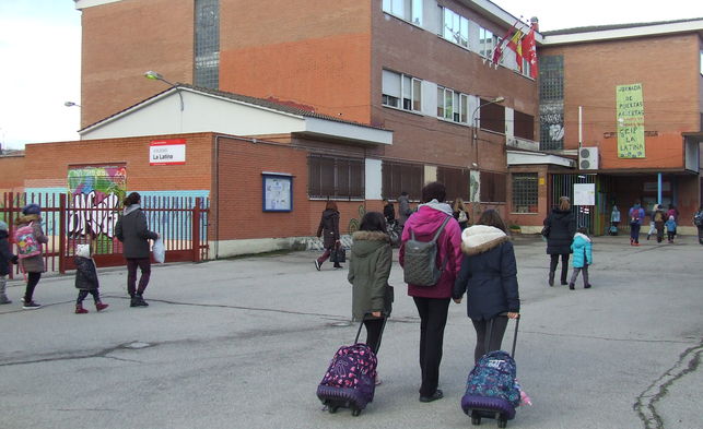 Madrid impide los móviles en colegios públicos y concertados