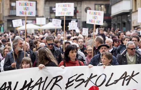 Ayuntamiento de Pamplona, lleno de manifestantes para garantizar las escuelas infantiles en euskera