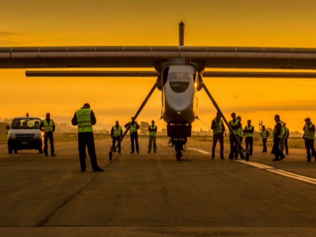 El primer avión que funcionando con energía solar, da la vuelta al mundo.