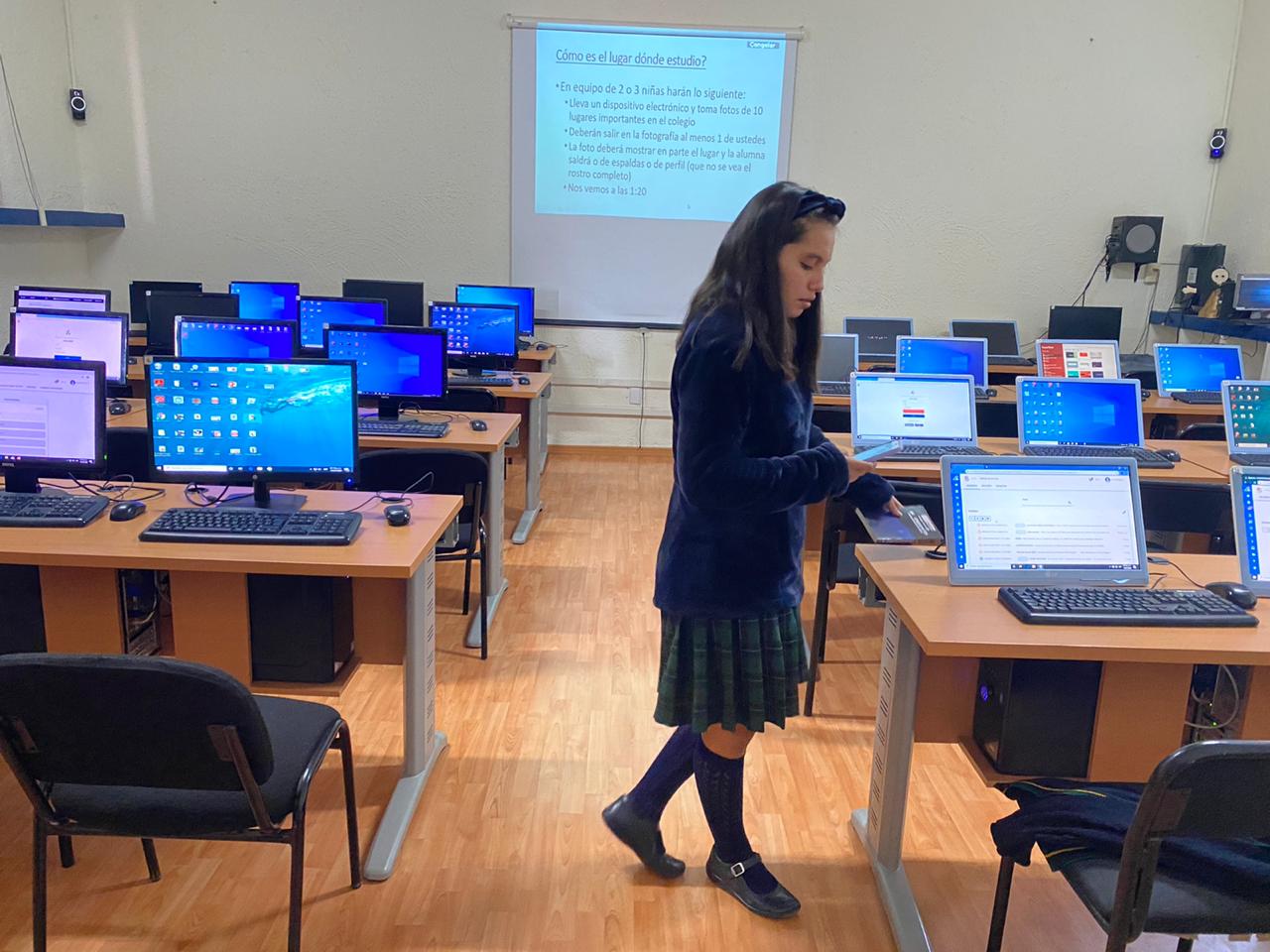 Alumnas realizan un recorrido virtual por el ILR