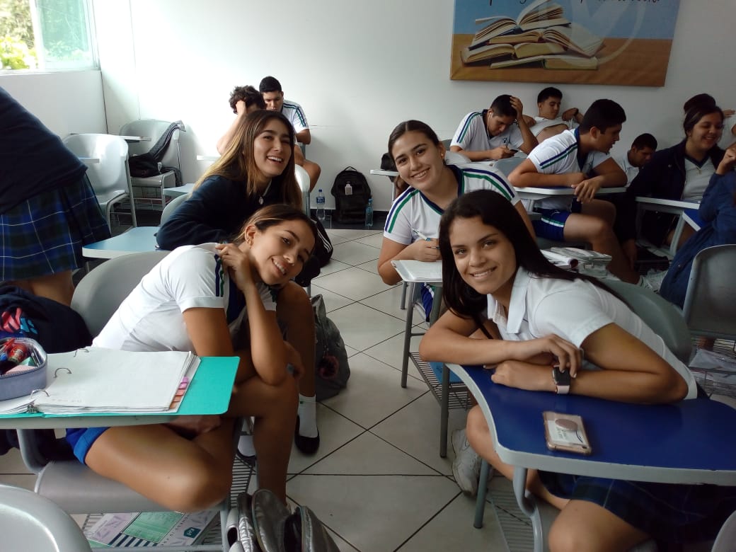Se preparan para auditoría final de francés alumnos de secundaria y preparatoria.