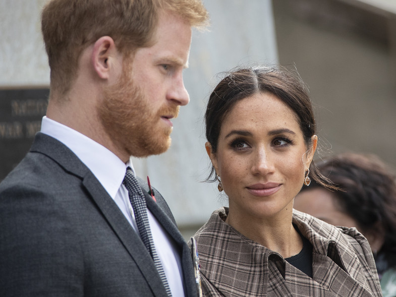 El príncipe Harry y Meghan Markle abandonan sus puestos en la Familia Real