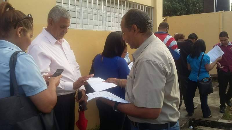 Director Distrito 15-01entrega Cajas directores escuelas y colegios Pruebas Diagnosticas.