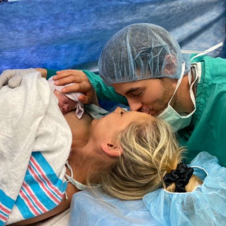 Revelan a quién se parece la nueva bebé de Enrique Iglesias y Anna Kournikova