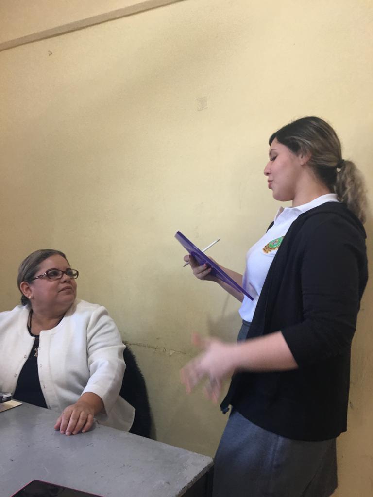 Maestra de la preparatoria feliz con los resultados