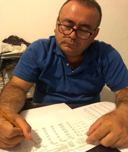 Orgulloso de los profesores está un padre de familia