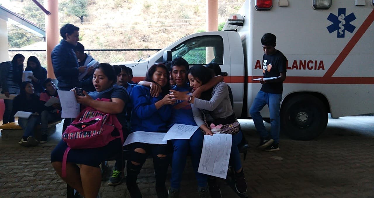 Jóvenes alumnos por la salud de san miguel mix.