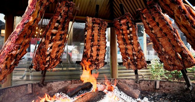 MIENTRAS ARGENTINA ESTA EN CUARENTENA ALBERTO FERNANDEZ EN VILLA LA ANGOSTURA COME ASADO EN UNA PARRILA