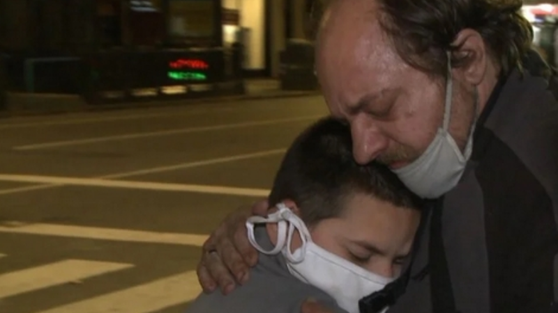 Perdió su trabajo por la cuarentena y vive en la calle con su hijo