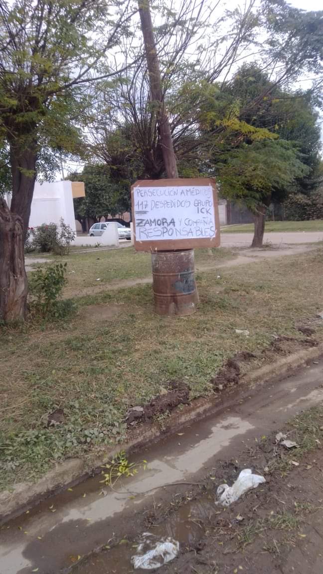SANTIAGO DEL ESTERO Y EL DELITO DE ?CRITICAR AL GOBERNADOR?. PUSO UN CARTEL Y LA POLICÍA SE LO ARRANCÓ CON FURIA