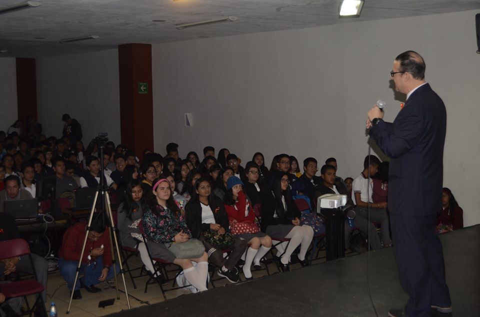Imparten conferencia sobre violencia en el noviazgo