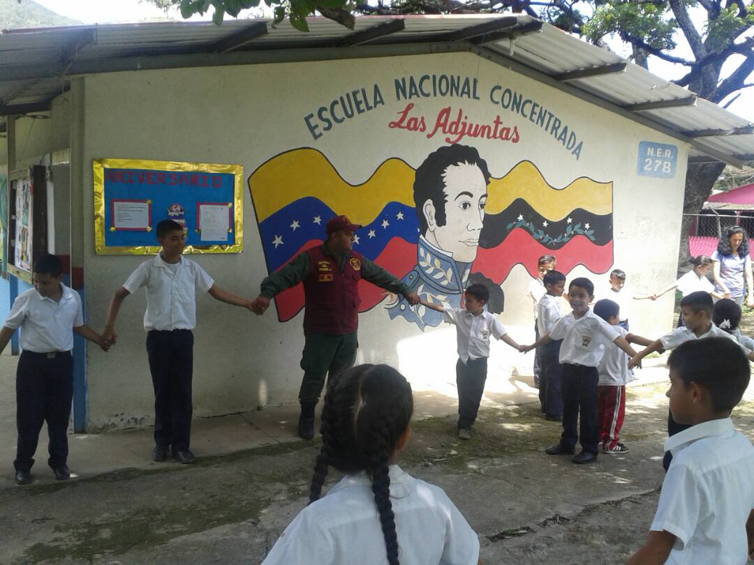 EL GUARDIA VA A LA ESCUELA 
