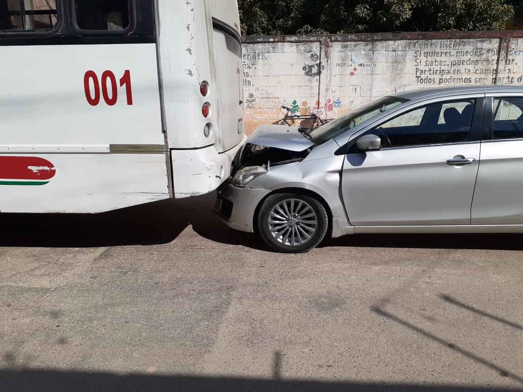 Camionero choca a un automóvil