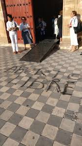 FEMINISTAS VANDALIZAN LA CATEDRAL DE CAMPECHE