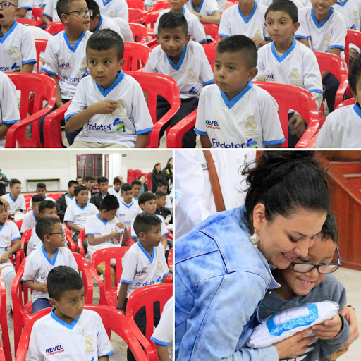 Entrega de uniformes a niños de la escuela socio deportivo de la fundación Real Madrid