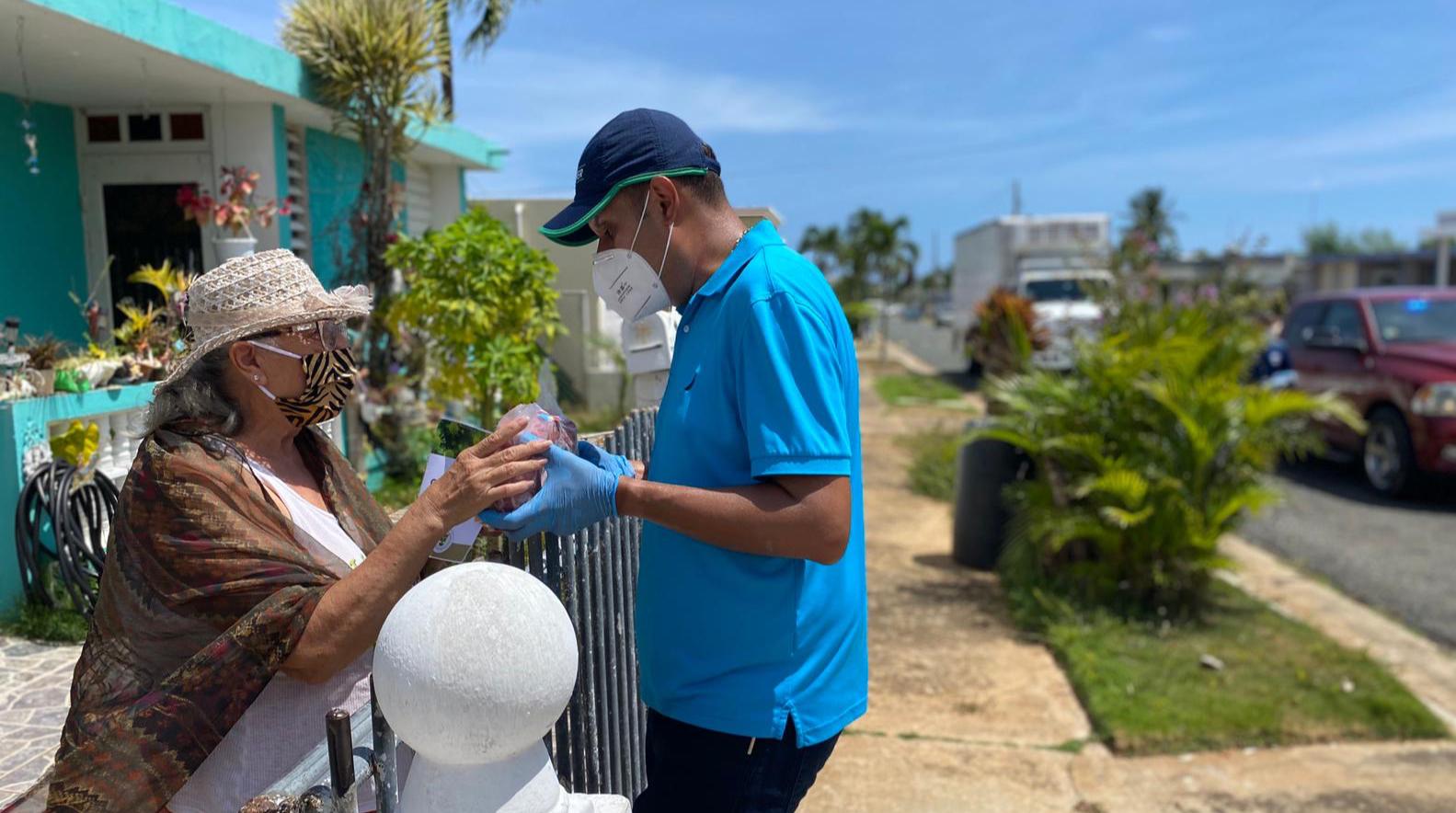 Alcalde de Camuy en continuo apoyo a los agricultores locales