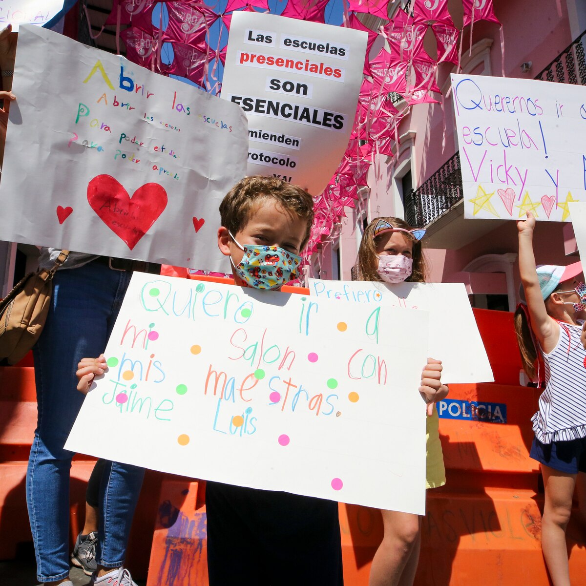 Grupo de padres y niños llegan hasta La Fortaleza para hacer un llamado al Gobernador