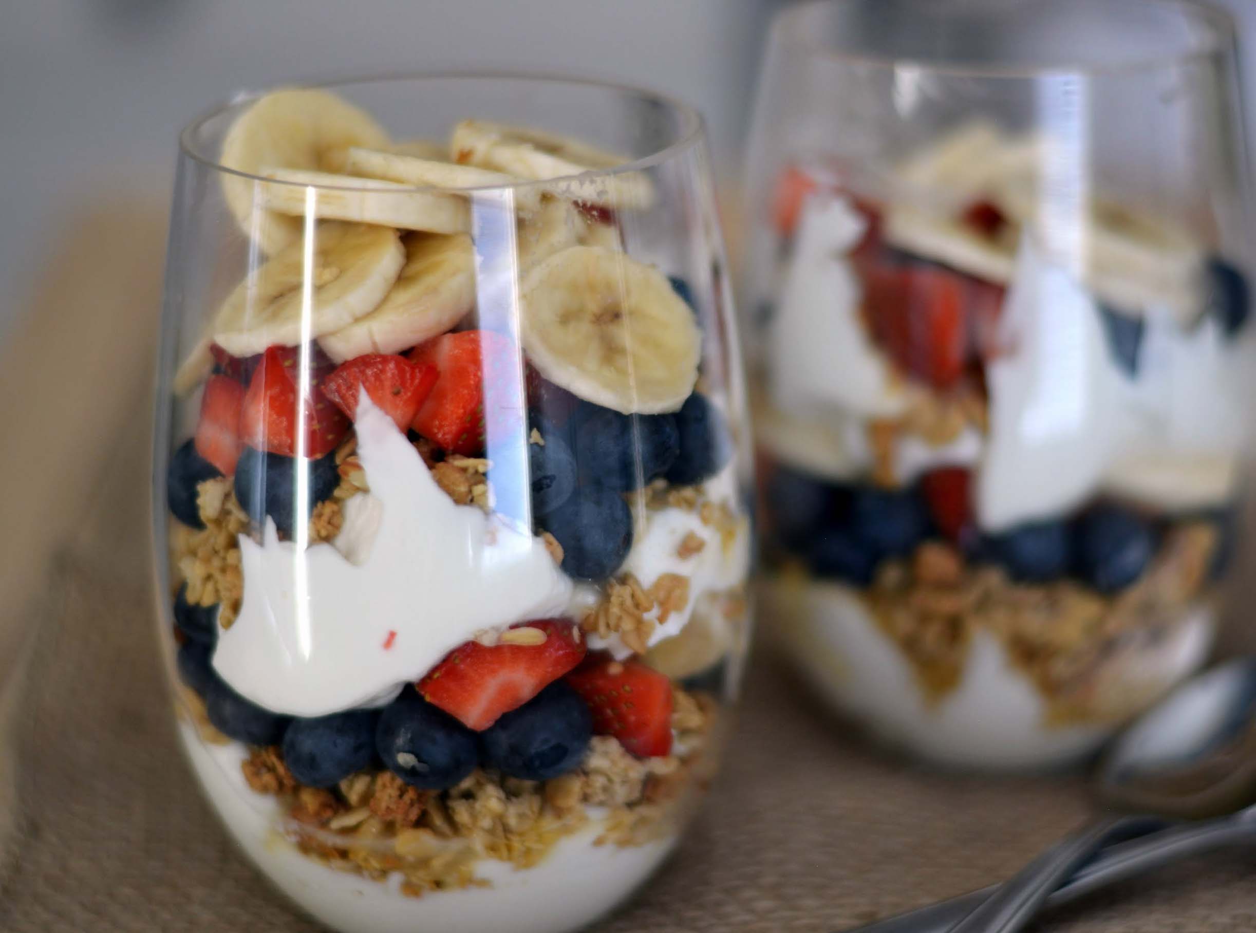 Desayuno o postre saludable: Granola con yougurt y frutas