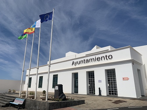 Tías invita a sus vecinos a celebrar el Día de Europa con insignias en el balcón y la Oda a la Alegría
