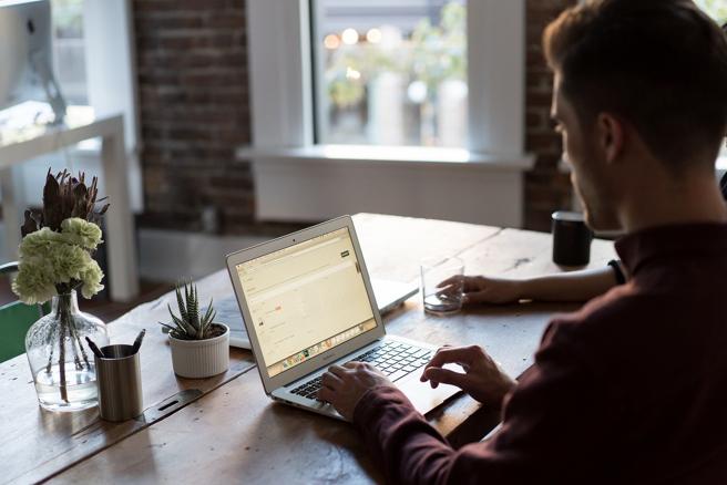 La mayoría de los españoles quieren combinar teletrabajo y trabajo en oficina, según un estudio