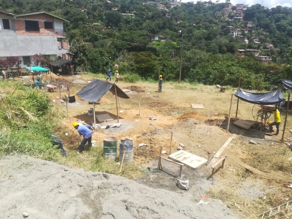 Administración municipal inició construcción de placa polideportiva en la vereda el salado.