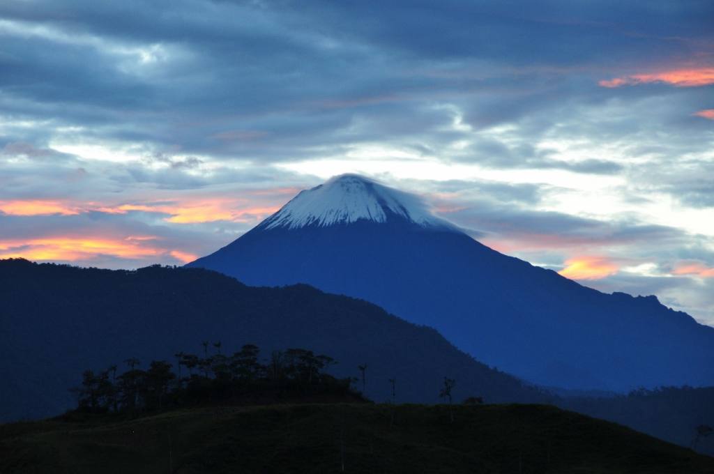 Actividad del Volcán Sangay provoca caída de ceniza en siete provincias del país.