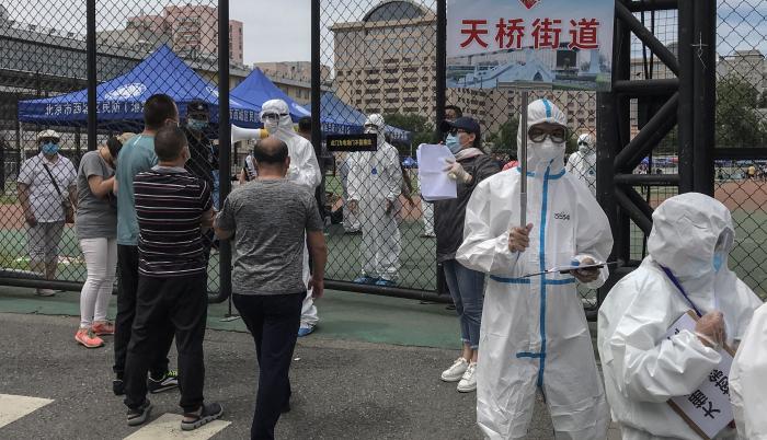 Advierten que el coronavirus detectado en un mercado de Pekín puede ser más contagioso que el de Wuhan