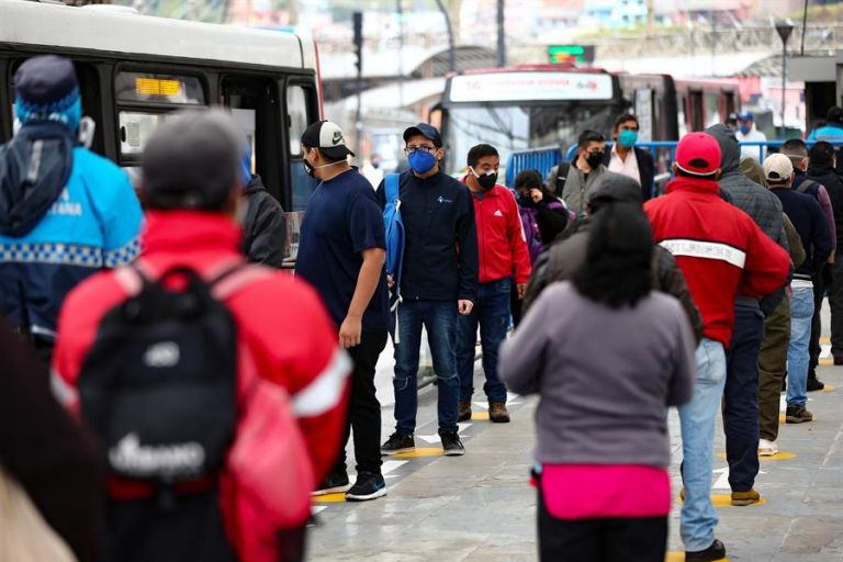 MI EXPERIENCIA, AL SALIR CON EL CAMBIO DE COLOR DEL SEMÁFORO EN QUITO.