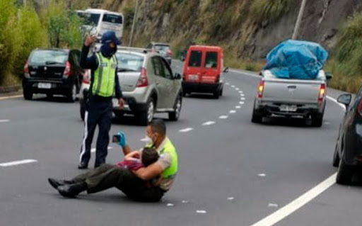Imagen de Policía consolando a menor herido en accidente de tránsito en Quito genera felicitaciones en la población