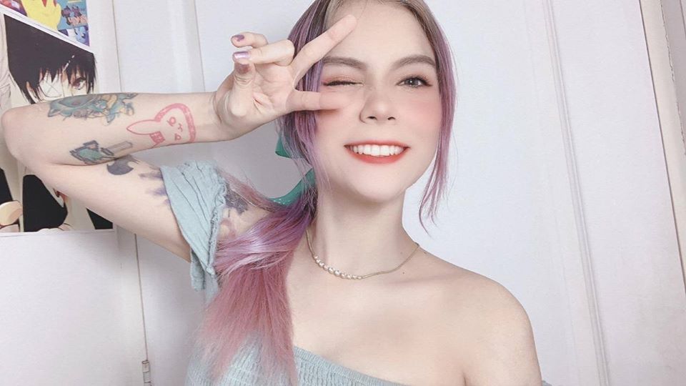 ACOSAN Y INSULTAN A  LUCY WEIRD