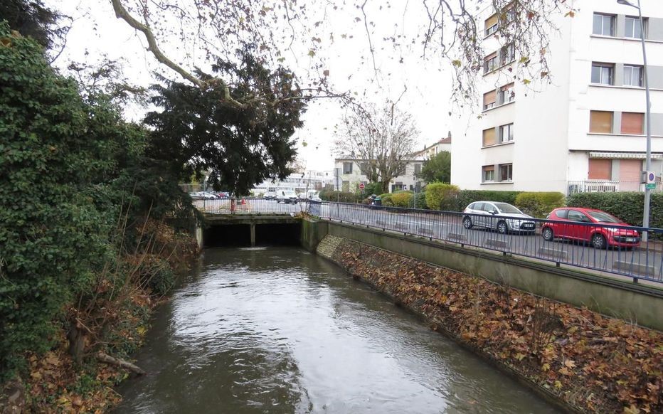 Recuperar el rio que fluye debajo del concreto en Juvisy-sur-Orge