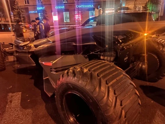 Un batimóvil casero recorre las calles de Moscú