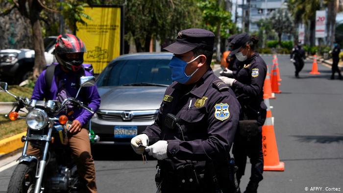 El Salvador decreta cuarentena domiciliar.